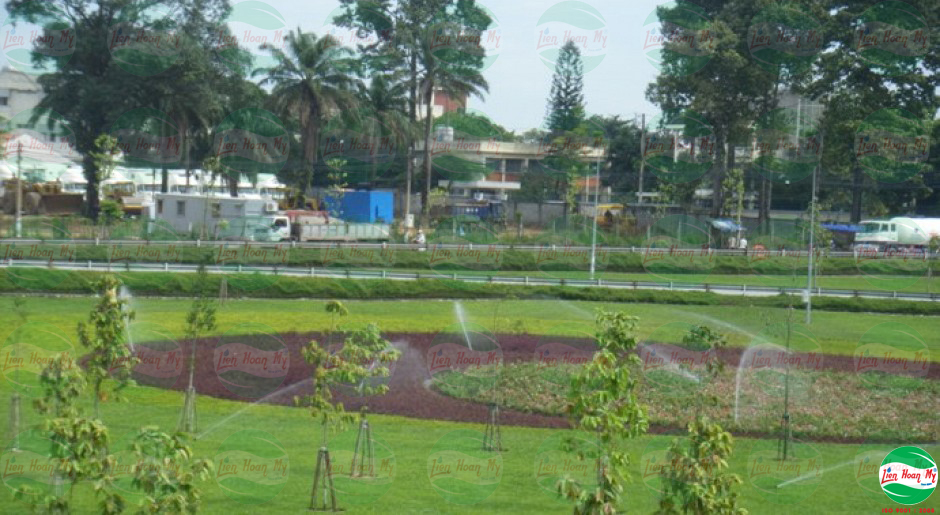 Tưới tự động tại nút giao thông Trạm 2 Thủ Đức